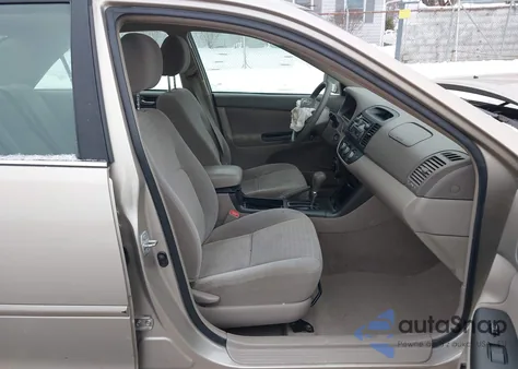 2005 Toyota Camry Le V6 z USA, uszkodzony, nr VIN 4T1BF32K55U105670